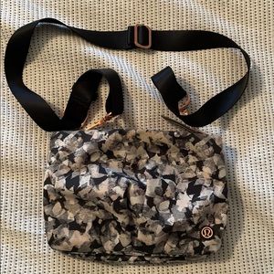 Lululemon hip to be free purse